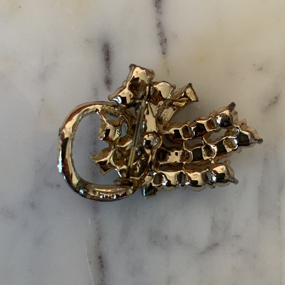 3/$25 ⭐️ Vintage Sparkly Rhinestone and Pearl Brooch - Picture 2 of 2